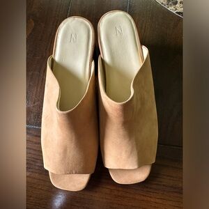Nisolo Paloma Open-toed sand/tan Mules - size 9